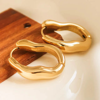 Oval Hoop Earring- Yellow Gold